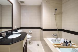 Verdant Vista King Suite near BTS with Modern Amenities