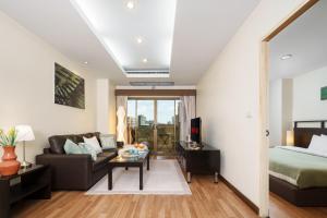 Verdant Vista King Suite near BTS with Modern Amenities