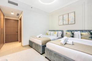 Stylish 2BR Downtown Dubai with Skyline & Burj Khalifa Views