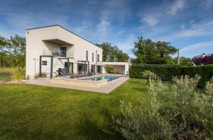 Villa Luce Verde by Villsy - with heated pool, sauna and jacuzzi