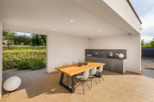 Villa Luce Verde by Villsy - with pool, sauna and jacuzzi