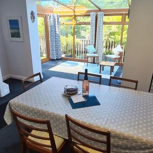 Portreath House, Luxury, Private Hot tub, 3 Bedrooms, free Parking & short walk to Surf Beach
