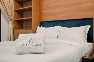 FIRST CLASS Studio Elegant Escape, Cozy Luxe