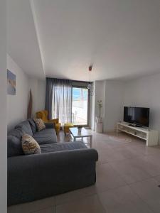 Apartamento en primera línea de playa, con piscina y garaje en Torrox Costa