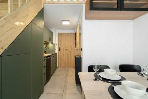 Pet Friendly Cozy Studio with Balcony in Poznań by Noclegi Renters