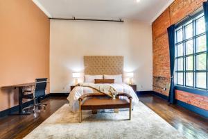 Heart of Downtown Marshall Boutique Studio Stay!