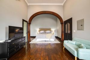 Explore Downtown Marshall Historic Studio Getaway