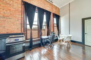 Explore Downtown Marshall Historic Studio Getaway