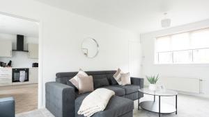 3 BDR House By Caledonia Luxe Stays Short Lets & Serviced Accommodation Broxburn