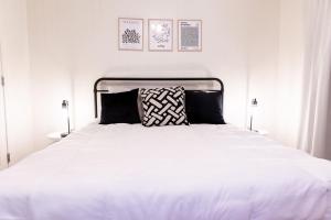 Artists Bungalow - 12 mi from Covington Square