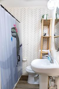 Artists Bungalow - 12 mi from Covington Square