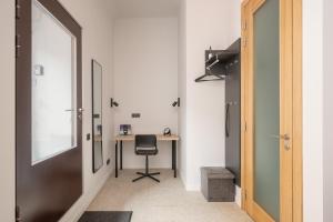 Stylish family 1 BR with working desk by Park and Top Restaurants