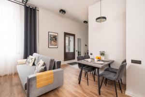 Stylish family 1 BR with working desk by Park and Top Restaurants