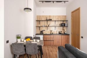 Stylish family 1 BR with working desk by Park and Top Restaurants