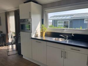 Sfeervol chalet op familiepark in Oostkapelle vlakbij strand