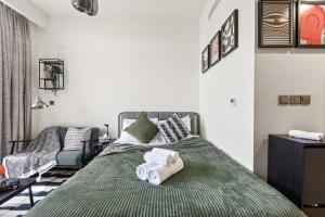 Elite Escapes - Boy Girl Apartment Edition