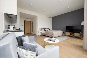 Towarowa Towers Warsaw Apartments with Parking & AC by Renters Prestige
