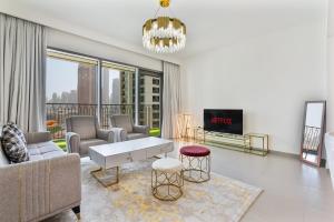 3BR APT with Burj View from Balcony - Pool and Gym