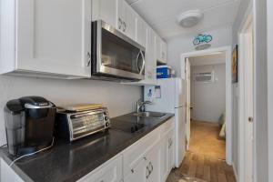 Sun, Sand &Poolside Fun! Beautiful 1BR Beach Condo