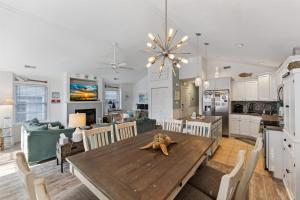 Vibrant 3 Bedroom Condo With A Bbq Grill & Outdoor Shower