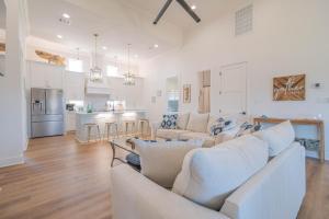 4BR Beach Haven - Deck, Gourmet Kitchen, Tiki Bar Fun