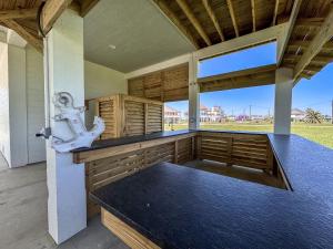 4BR Beach Haven - Deck, Gourmet Kitchen, Tiki Bar Fun