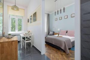 Charming Apartments with Desk in Downtown Cracow by Noclegi Renters