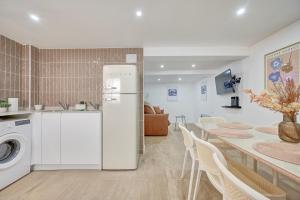 La Pequeña Gran Casa by Clabao