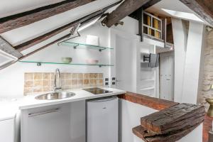 Studio sous les poutres à Paris