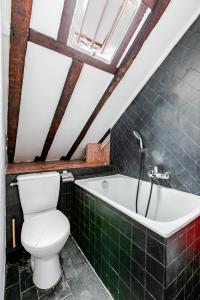 Studio sous les poutres à Paris