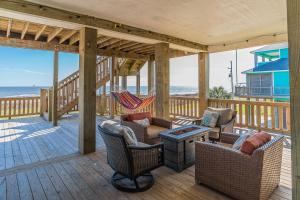 5BR Beachfront - Ocean Decks, Tiki Bar, Pet-Friendly & Sleeps 12