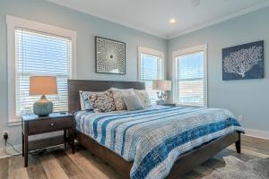 5BR Beachfront - Ocean Decks, Tiki Bar, Pet-Friendly & Sleeps 12