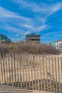 5BR Beachfront - Ocean Decks, Tiki Bar, Pet-Friendly & Sleeps 12