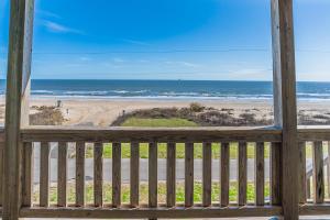 5BR Beachfront - Ocean Decks, Tiki Bar, Pet-Friendly & Sleeps 12