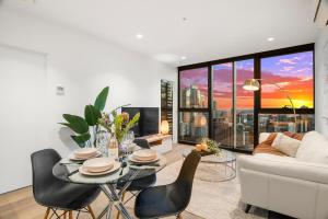 Impressive City Skyline w Pool Gym & Sauna