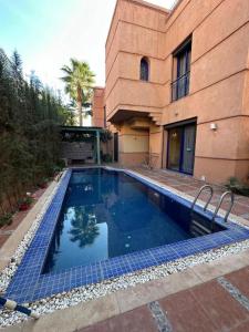 Villa Marrakech haut standing avec piscine et architecture arabesque