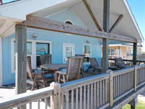 3BR Beach Retreat - Tiki Bar, Ocean Deck, Pet-Friendly & Sleeps 10