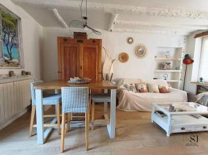 Villas Maison de village avec terrasse et espace de plaisance au bords du Rhone : photos des chambres