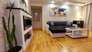 Central Apartment with Fireplace & Cathedral View