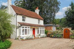 Charming Surrey Cottage perfect for Autumn or Winter gatherings