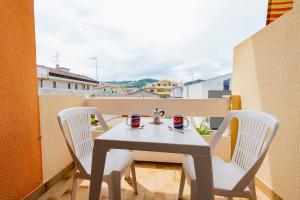 GuestHost - Lovely Flat - Steps from the Sea!