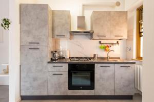 GuestHost - Lovely Flat - Steps from the Sea!