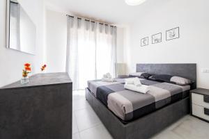 GuestHost - Lovely Flat - Steps from the Sea!