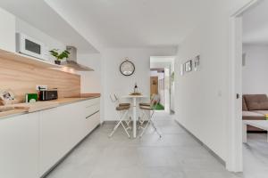 Home2Book Quiet Retreat with Patio & Roof Access