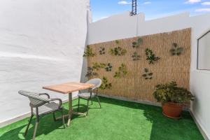 Home2Book Quiet Retreat with Patio & Roof Access