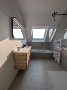 VLOED by BLOSS, familieappartement met buitenzwembad en garage