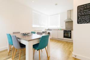 Cambridge 3-Bedroom Getaway with Skyline Views, Balcony & Free Parking