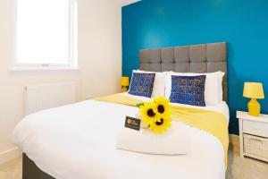 Cambridge 3-Bedroom Getaway with Skyline Views, Balcony & Free Parking