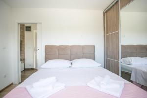 Modern house w large garden & children playground