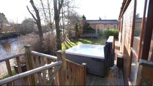 Luxurious Riverside Lodge - The Ardle